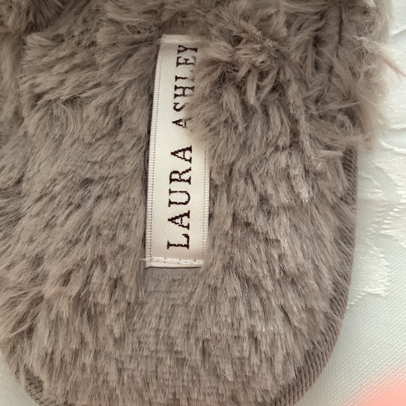 Laura Ashley memory foam New grey slippers size small 5-6 - Picture 2 of 6